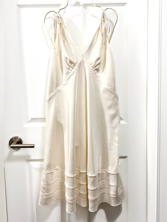 Club Monaco Dresses & Skirts - Club Monaco Romantic Silk Ivory Knee-Length Dress with Shoulder Ties